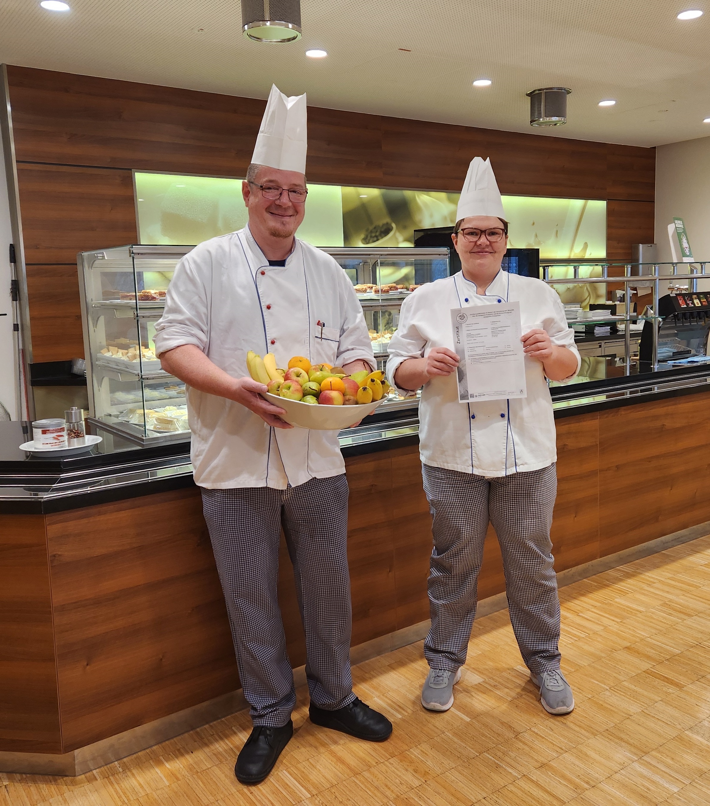 Küchenleitung freut sich über die GMP Auszeichnung