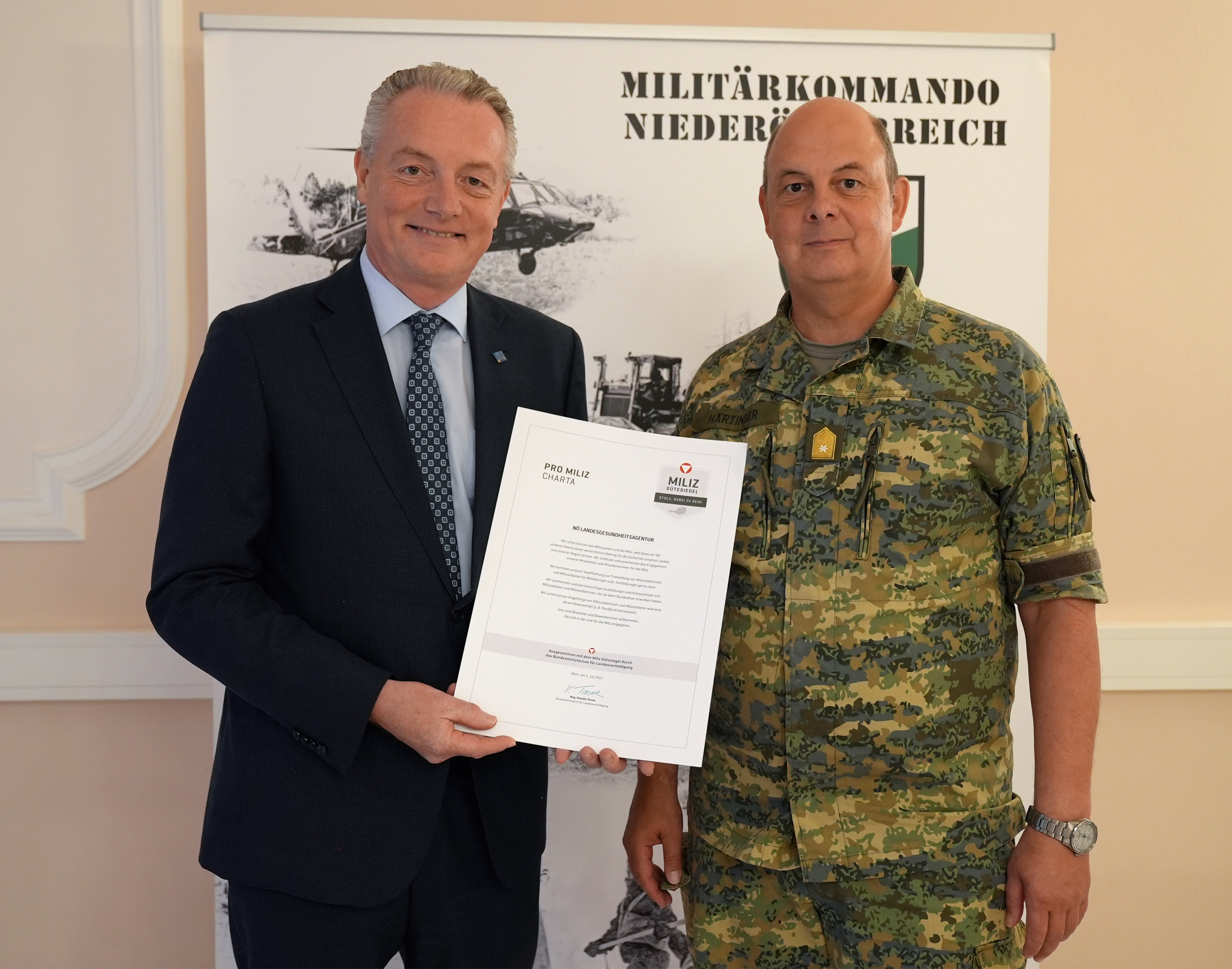 Vorstand Dafert mit Miliz-Gütesiegel-Urkunde und NÖ Militärkommandant Härtinger